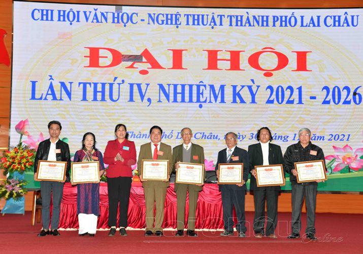 Đại diện lãnh đạo Thành ủy Lai Châu trao giấy khen cho các cá nhân có thành tích tiêu biểu trong xây dựng chi hộivà tham gia sáng tác VHNT, nhiệm kỳ 2016-2021.